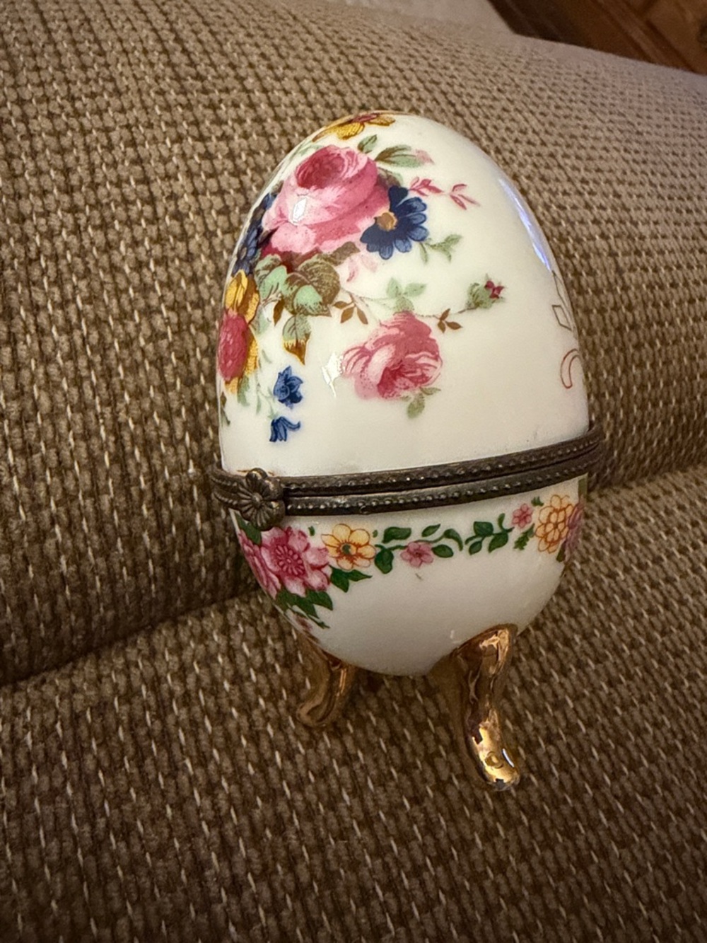 Vintage Hinged Porcelain Egg Painted Flowers Trinket Box Gold Tone Trim 4"